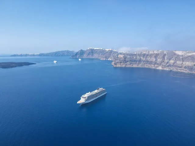聖托里尼火山口邊的白色城鎮，遠方是深藍色的愛琴海與火山島