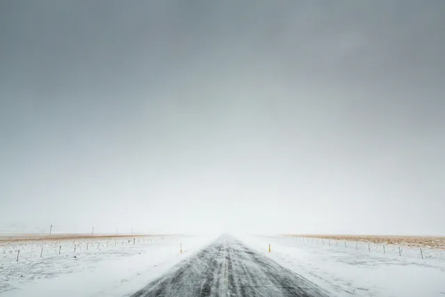 冰島暴風雪中的空曠公路實拍，能見度極低的冬季路況