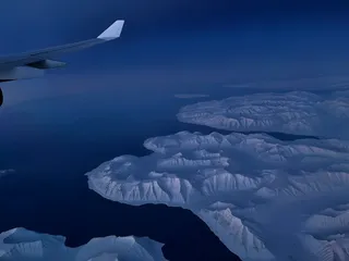 飛機機翼下方的北大西洋海面，冰島與格陵蘭之間只能靠飛機往返