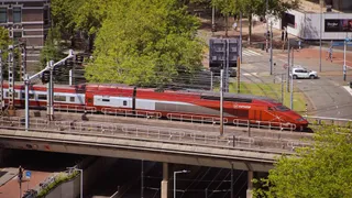 紅白相間的歐洲高速列車行駛於高架軌道