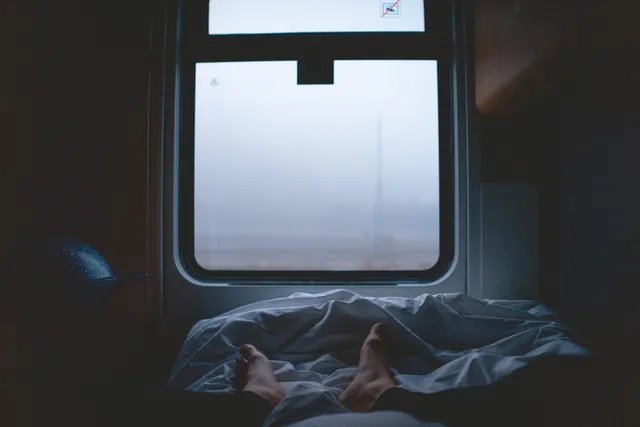 臥鋪列車床上視角，窗外是朦朧的夜間景色實拍