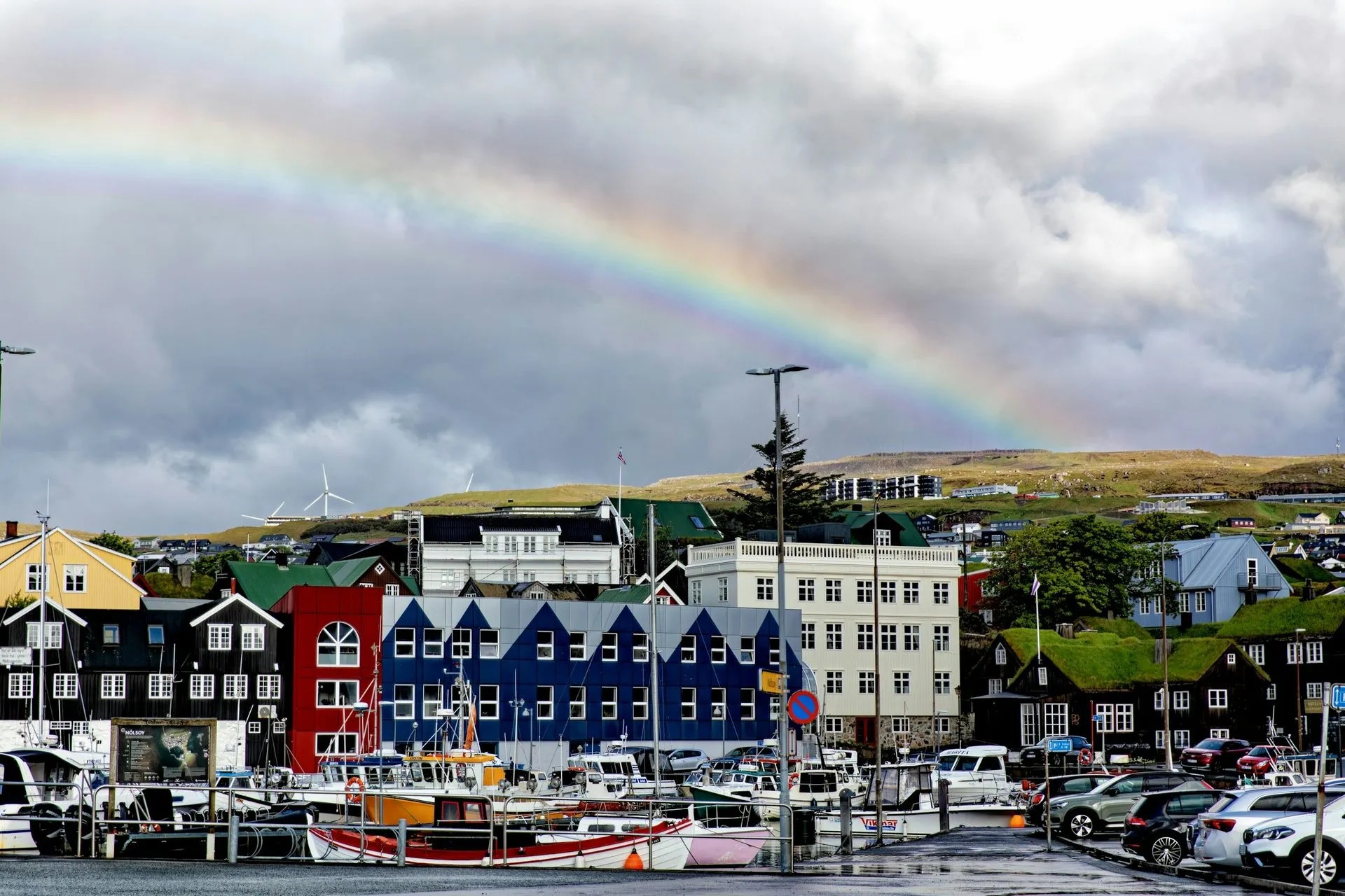 Tórshavn 港口的彩色房舍與雨後彩虹