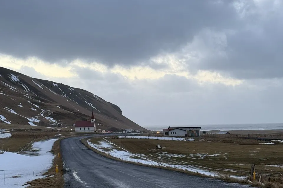 冰島冬季的雪地公路,兩側是被雪覆蓋的荒原與低垂的雲層