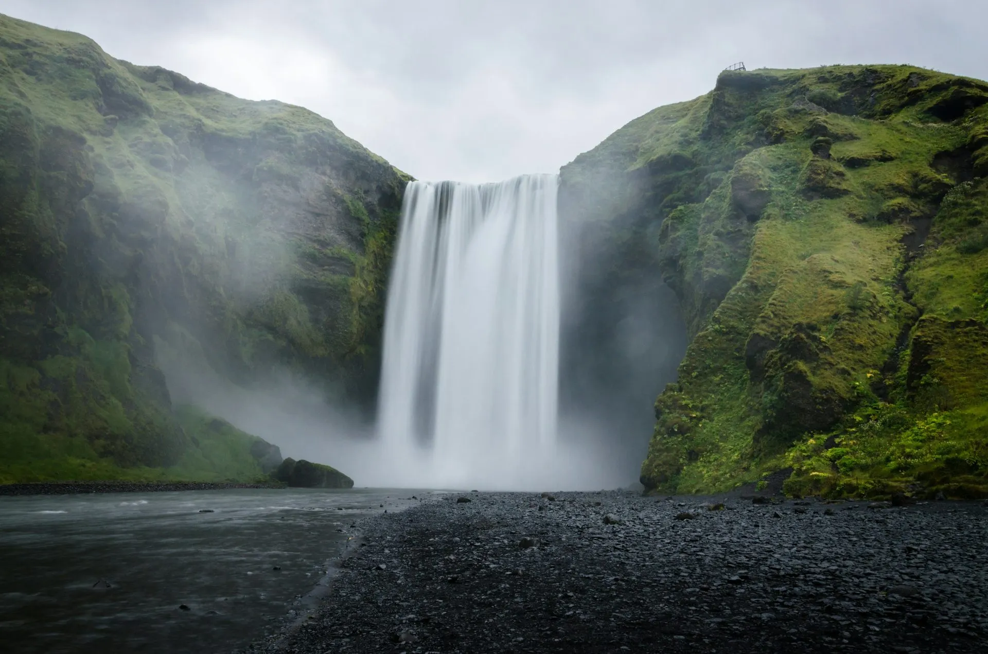 Skógafoss 瀑布,水氣瀰漫的南岸經典景觀