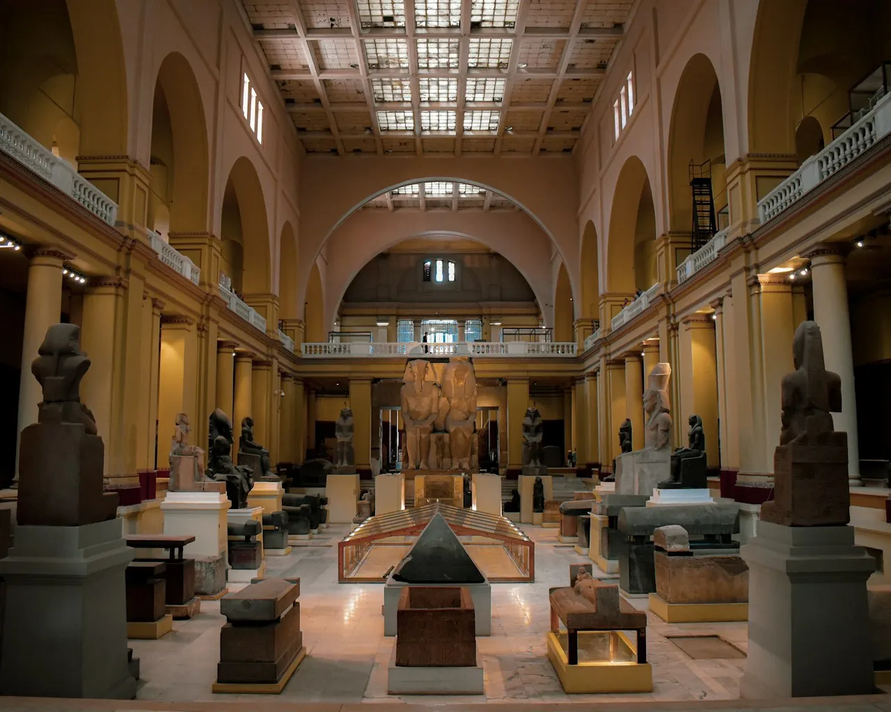 舊埃及博物館(Tahrir)挑高的中央大廳,兩側陳列著石棺與大型雕像