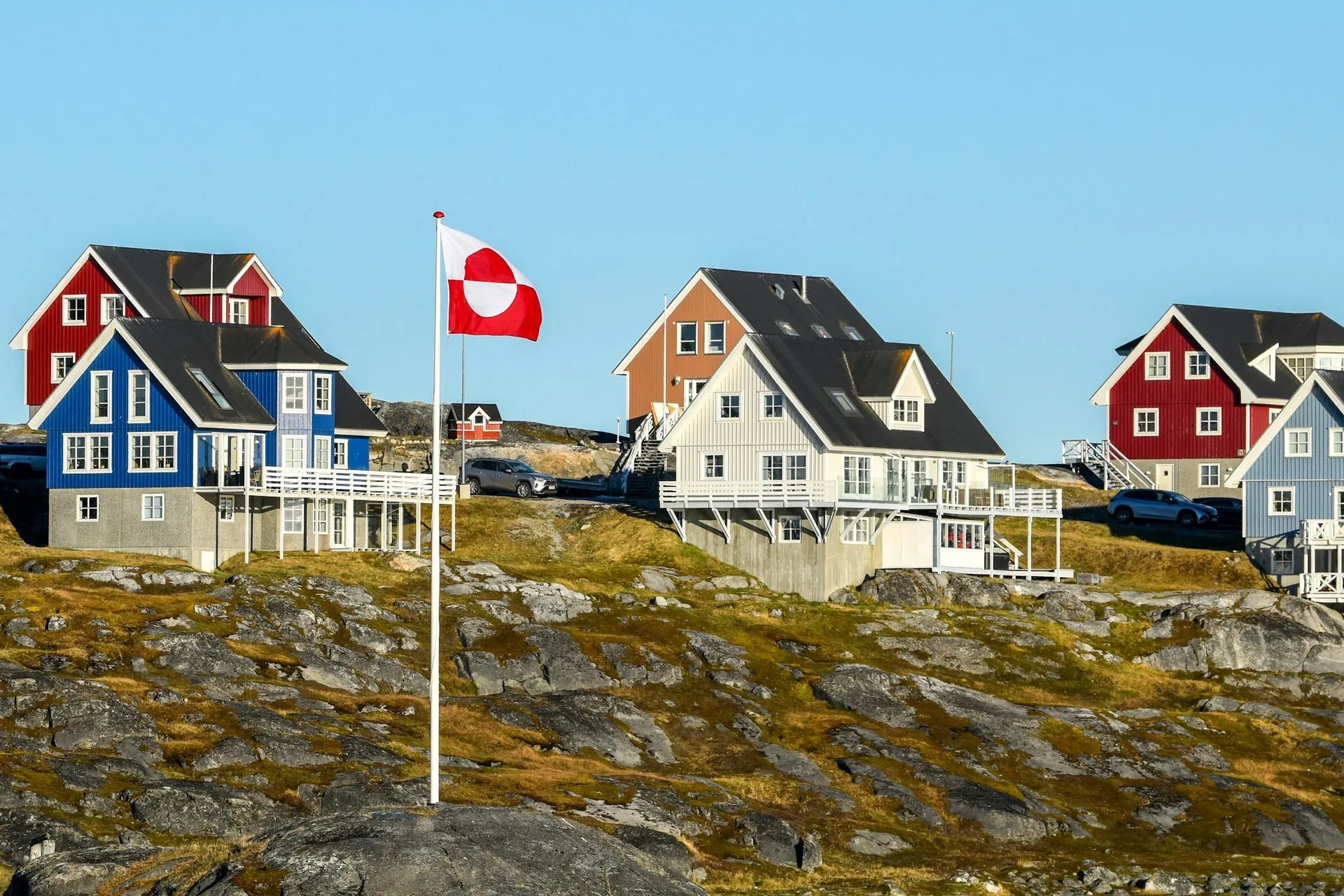 Nuuk 山坡上的彩色房舍與格陵蘭旗幟