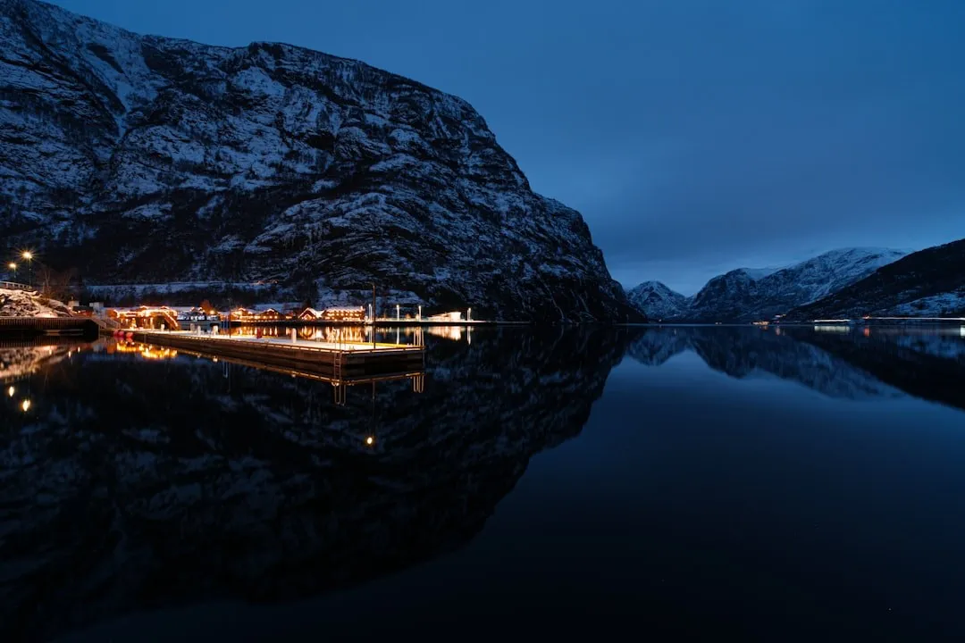 雙體船的全景窗內部,窗外是深藍色的峽灣夜景