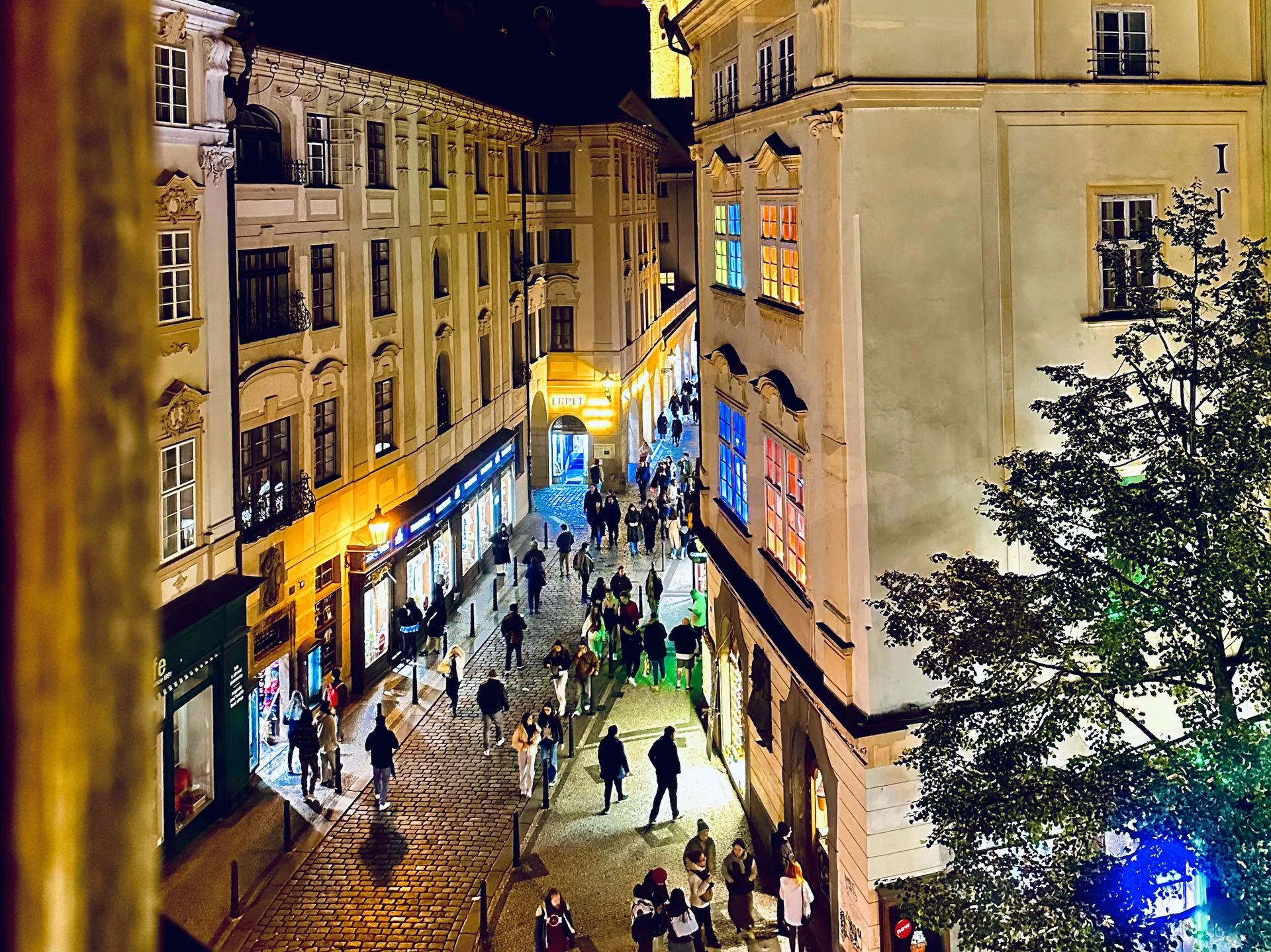 布拉格老城巷弄的夜景燈光