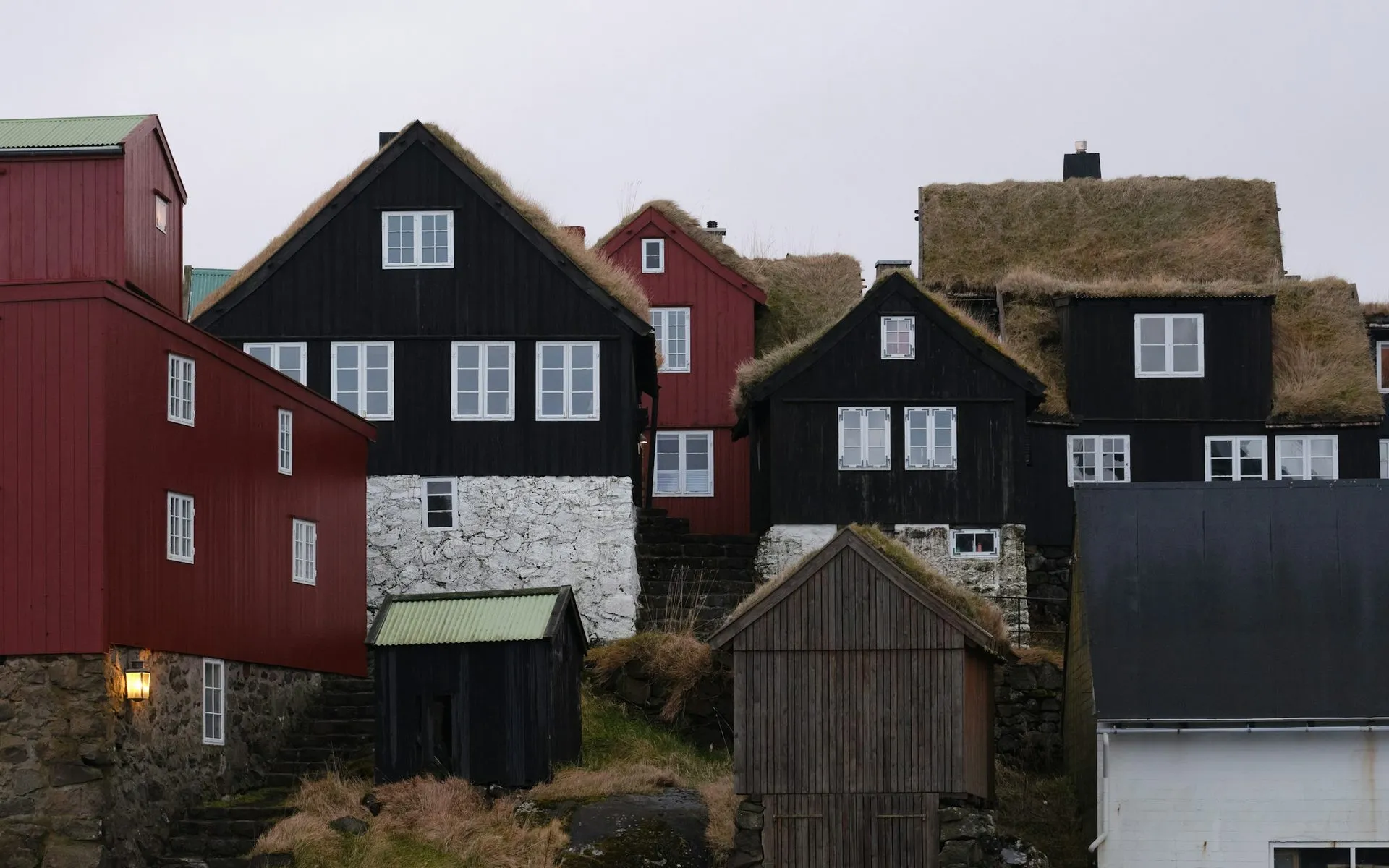 Tórshavn 老城 Tinganes 的紅黑木屋與草皮屋頂