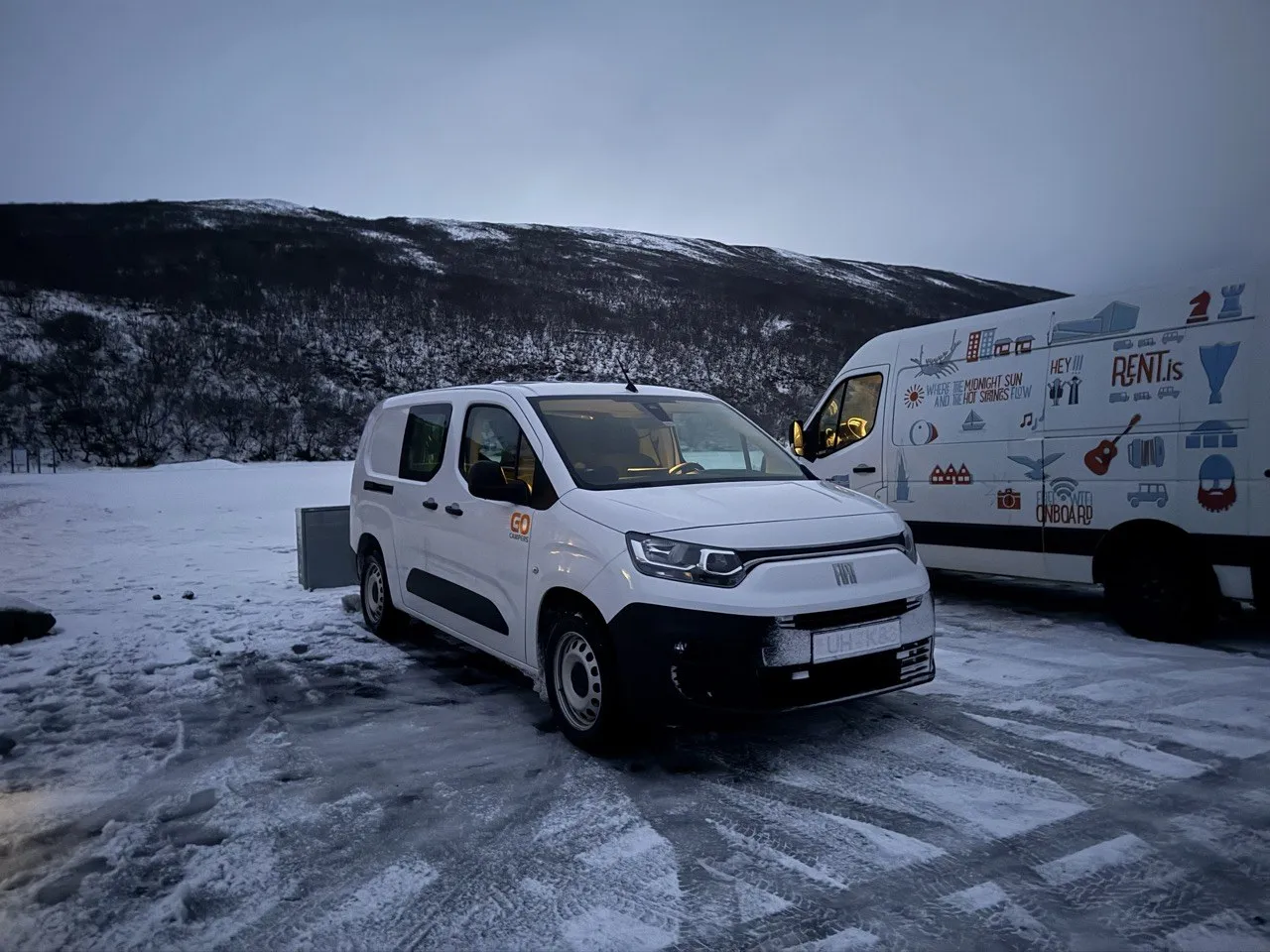 停在冰島雪地上的白色露營車，冬季環島途中的停靠點