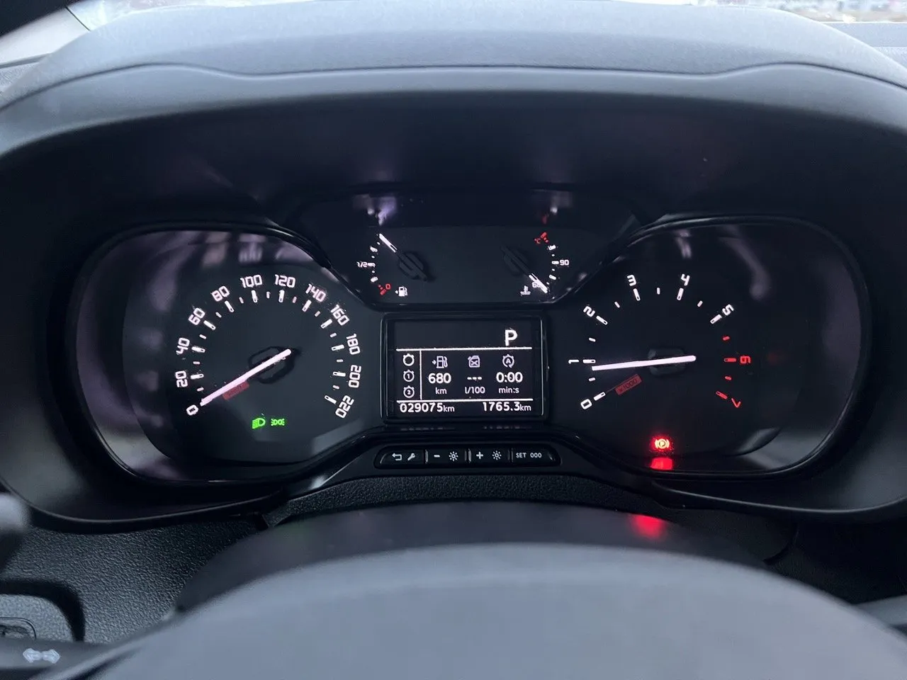 冰島冬夜裡露營車的儀表板亮著,顯示車速與車內資訊