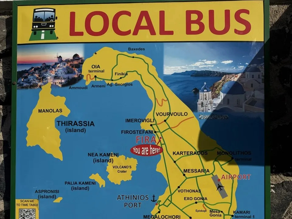 聖托里尼 LOCAL BUS 路線圖看板,標示伊亞、費拉與 Athinios 港的位置與公車路線